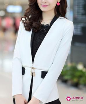 简约的西装搭配出与众不同的时尚