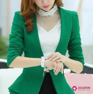 简约的西装搭配出与众不同的时尚