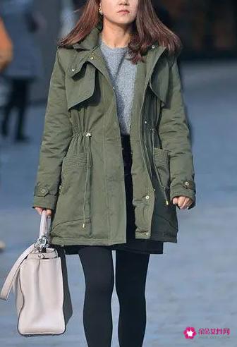 军绿色外套怎么搭配好看