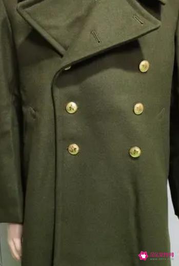 军绿色外套怎么搭配好看