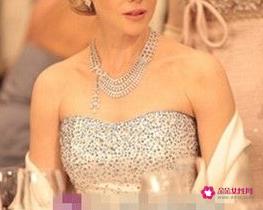 穿抹胸裙时配什么内衣