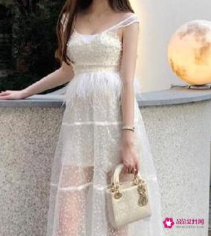 透光连衣裙怎么搭配