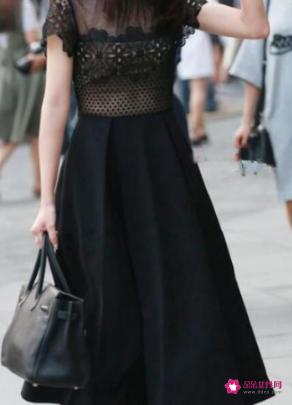 透光连衣裙怎么搭配