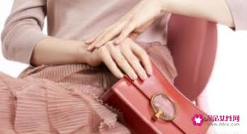 单肩包的各种背法