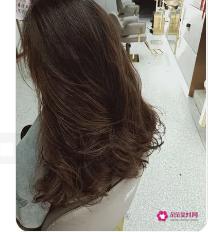 头发染什么颜色好看显白