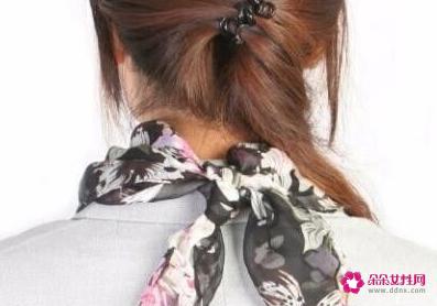 大方形丝巾的20种系法图解