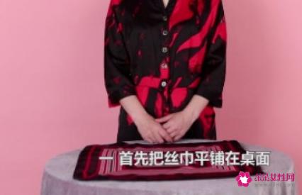 大方形丝巾的20种系法图解