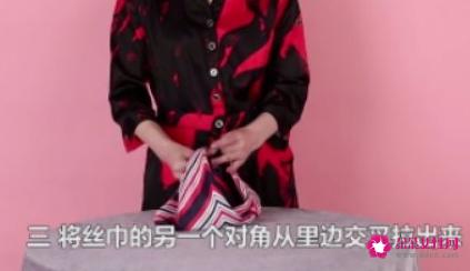 大方形丝巾的20种系法图解