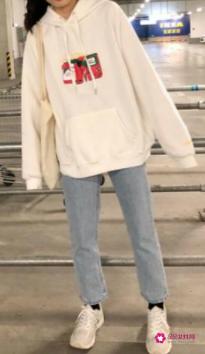 白色卫衣搭配什么好看