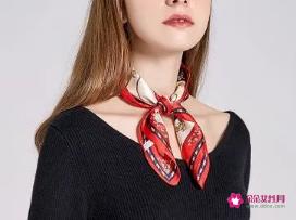 小方丝巾最常见的几种系法