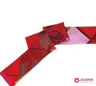 小方丝巾最常见的几种系法