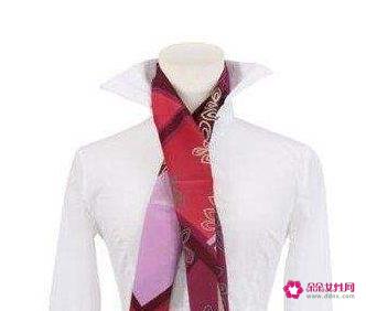 小方丝巾最常见的几种系法