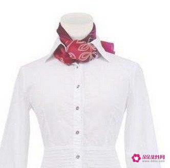 小方丝巾最常见的几种系法