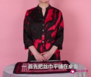 空姐方丝巾常见的四种打法