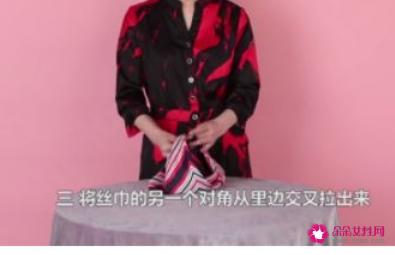 空姐方丝巾常见的四种打法