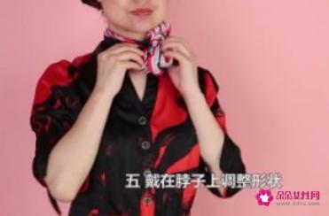 空姐方丝巾常见的四种打法