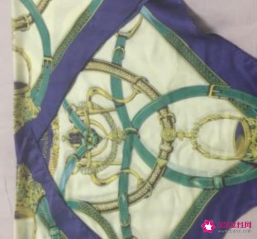 空姐方丝巾常见的四种打法