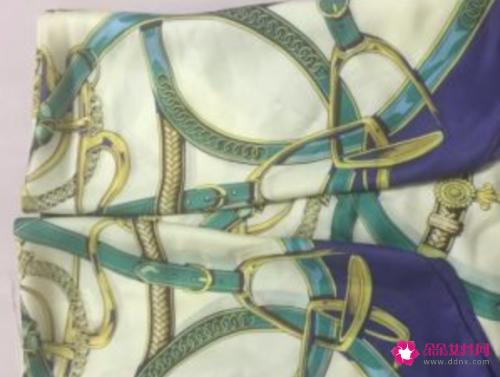 空姐方丝巾常见的四种打法