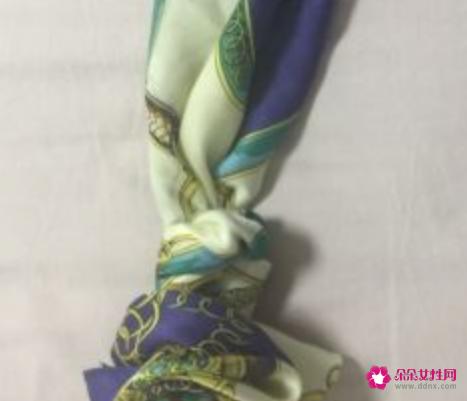 空姐方丝巾常见的四种打法