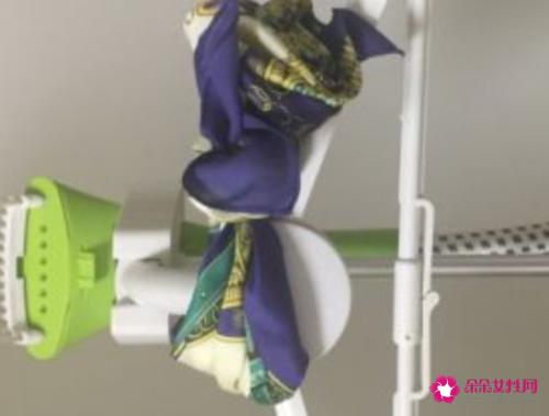 空姐方丝巾常见的四种打法