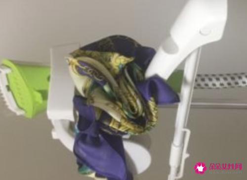 空姐方丝巾常见的四种打法