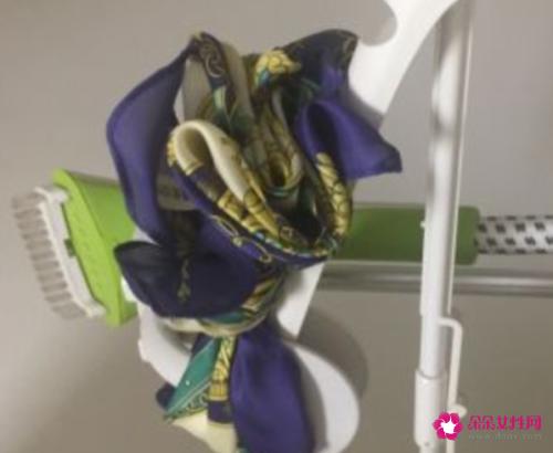 空姐方丝巾常见的四种打法