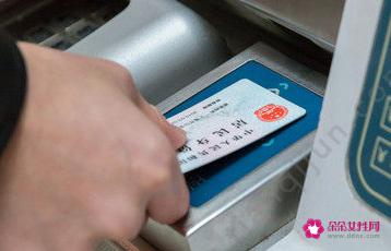 照身份证穿什么颜色的衣服