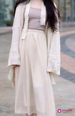 皮肤暗黄适合穿什么颜色的衣服显白