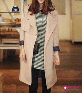 米色外套内搭什么颜色比较好看