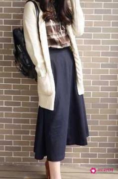 米色外套内搭什么颜色比较好看