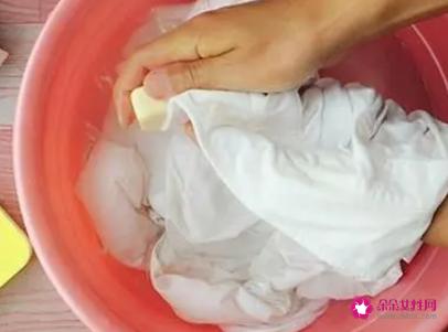 白衣服染色用啥洗掉