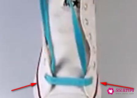高帮鞋的穿法图解