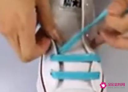 高帮鞋的穿法图解