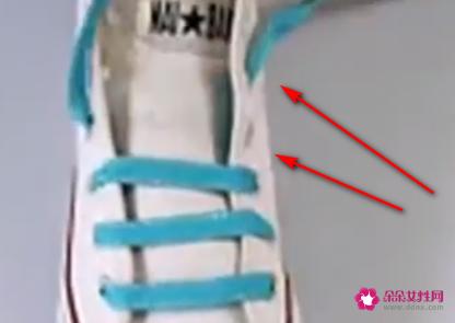 高帮鞋的穿法图解