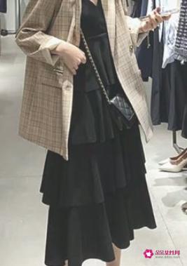 黑色连衣裙怎么搭配