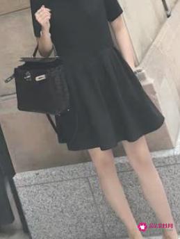 黑色连衣裙怎么搭配