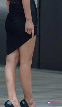 黑色连衣裙怎么搭配