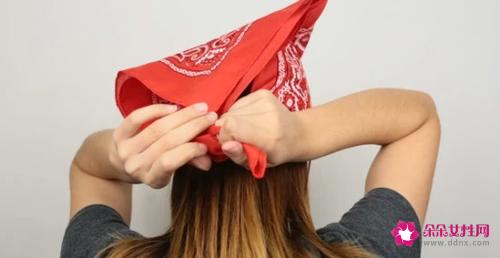 头巾的系法女生