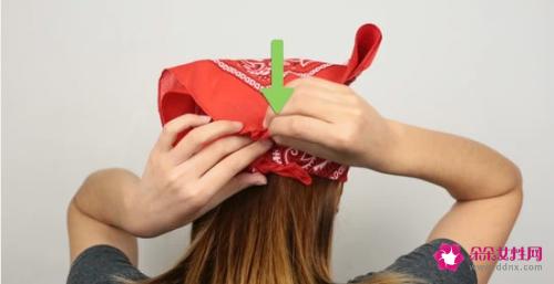 头巾的系法女生