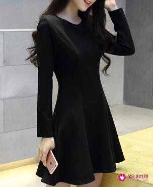 黑色打底裙子怎么搭配