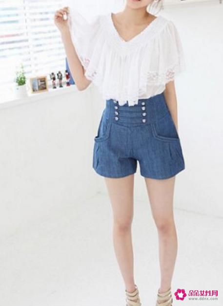 高腰短裤要怎么搭配上衣