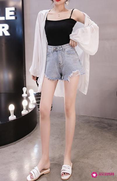 高腰短裤要怎么搭配上衣