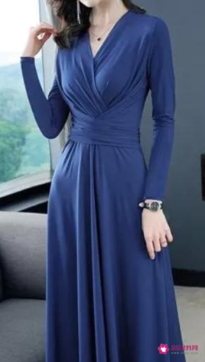 2022年女式流行的蓝色长裙