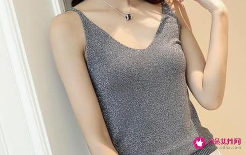 少女吊带背心的穿搭推荐