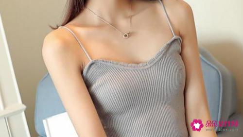 少女吊带背心的穿搭推荐