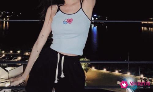 少女吊带背心的穿搭推荐