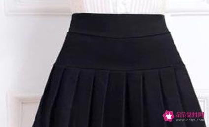 黑色百褶短裙的最佳搭配