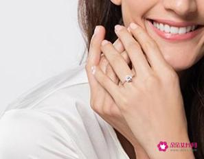 女生戴戒指的含义
