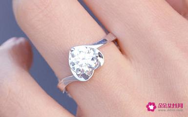 女生戴戒指的含义