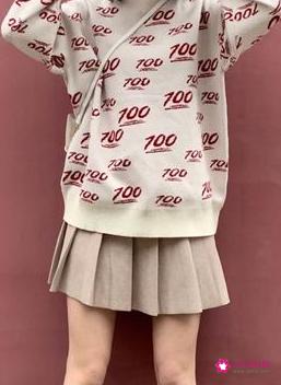 春天短裙怎么搭配上衣